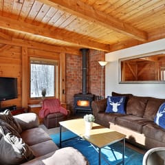 Killington Cabin - Left Unit: Great for families, Cozy, Close to Mountain. Hot Tub. Wood Stove.