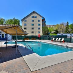 Cozy 1BR/1BA Mt Green Condo with Amenities and Discounted Ski Rentals. Shuttle.