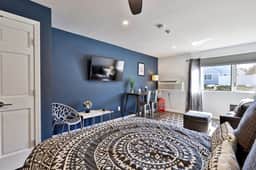 Killington Center Renovated Studio with Kitchenette on Bus Route and Discounted Ski Rentals. - Image 2