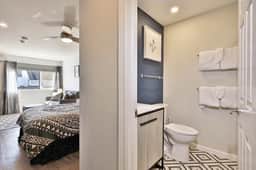 Killington Center Renovated Studio with Kitchenette on Bus Route and Discounted Ski Rentals. - Image 4