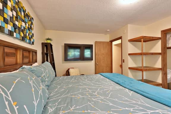25 Rocky Ridge Rd - Killington Retreat: Group Ski House! Close to Mountain! Hot Tub. - Image 5