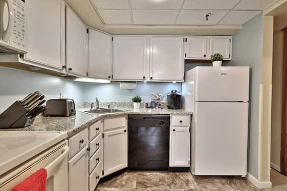 Alpine Oasis Studio at Mountain Green Resort Killington: Shuttle, Pool, Hot Tub, Gym, Deals! - Image 5