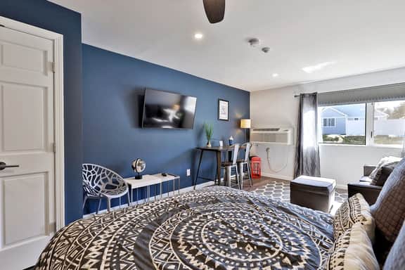 Killington Center Renovated Studio with Kitchenette on Bus Route and Discounted Ski Rentals. - Image 2