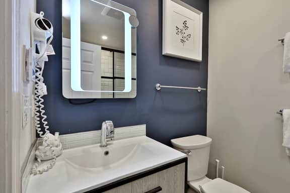 Killington Center Renovated Studio with Kitchenette on Bus Route and Discounted Ski Rentals. - Image 5