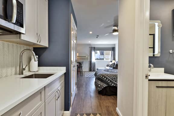 Killington Center Renovated Studio with Kitchenette on Bus Route and Discounted Ski Rentals. - Image 3
