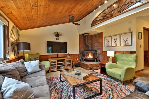 25 Rocky Ridge Rd - Killington Retreat: Group Ski House! Close to Mountain! Hot Tub. - Image 1