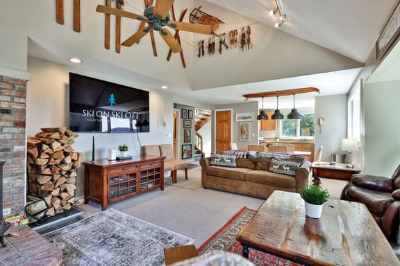 Trailside Village #8: Slopeside 3BR w/ Hot Tub and Sauna. Ski In/Out with Discounted Ski Rentals - Image 1