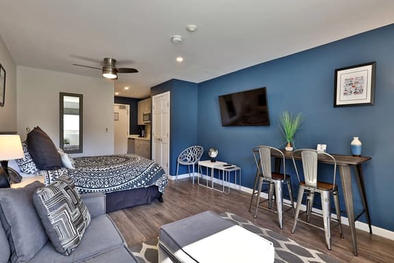 Killington Center Renovated Studio with Kitchenette on Bus Route and Discounted Ski Rentals. - Image 1